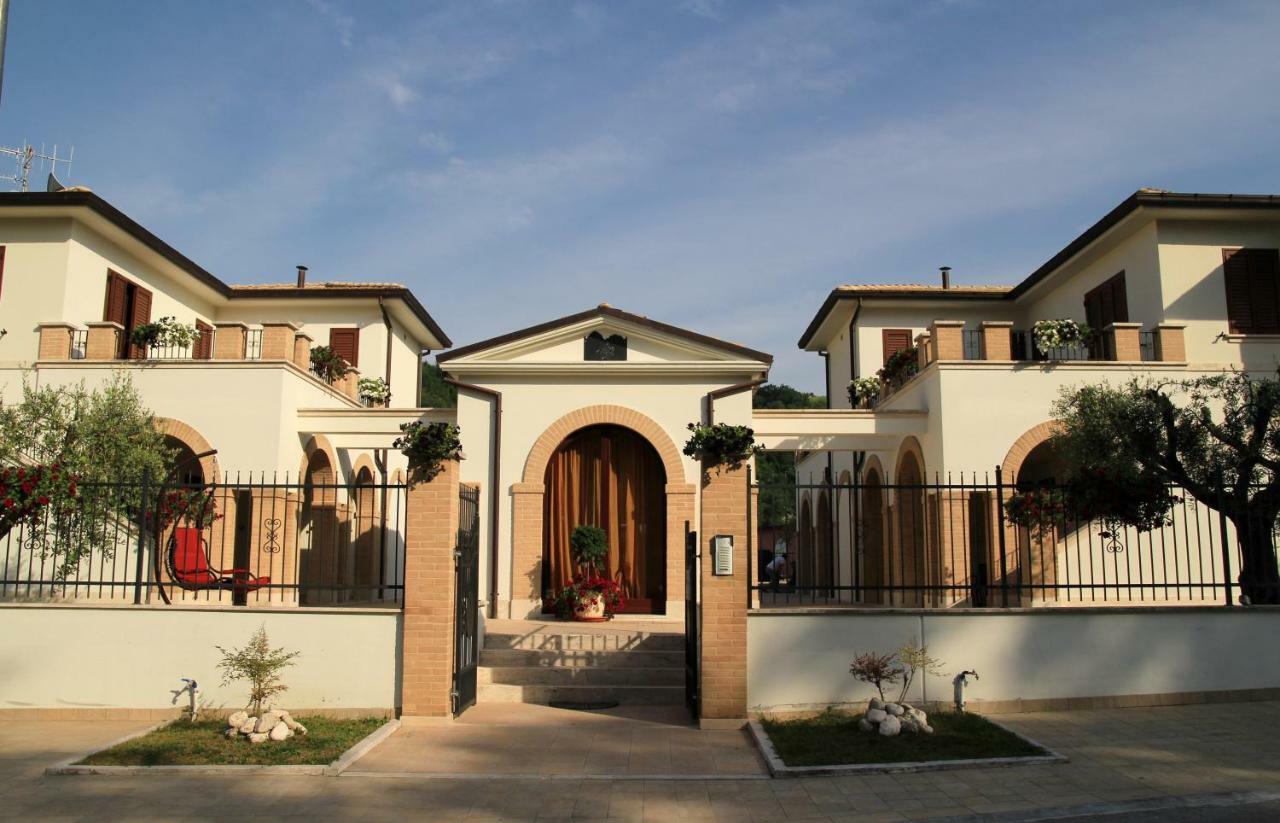 Residence Stella Del Gran Sasso Colledara Bagian luar foto