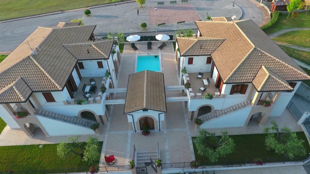 Residence Stella Del Gran Sasso Colledara Bagian luar foto